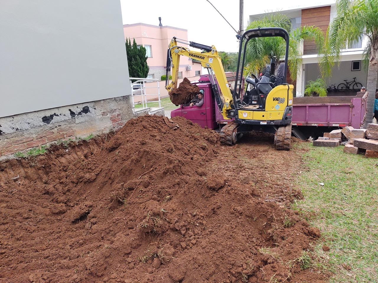 Movimentação de terra ao lado de residência
